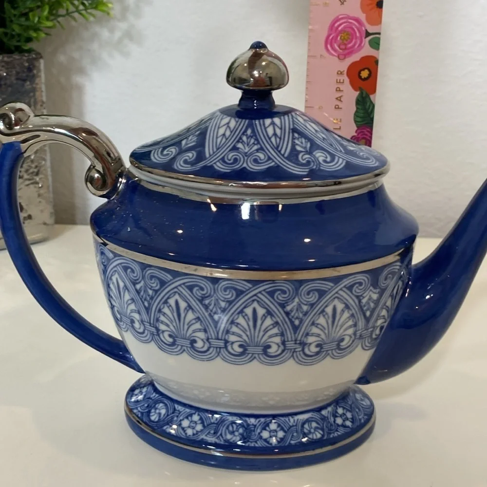 The Bombay Company Vintage Blue and White Teapot‎